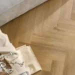 Vásárlói kedvenc Arbiton Amaron Herringbone EIR CAS 208 BURBON OAK klikkes halszálka SPC padló + *ajándék Acoustic alátéttel (2,2mm)