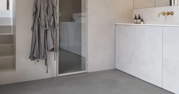 COREtec Essentials Tile Polished Concrete 95 50LVT1695 klikkes vinyl padló int. parafa alátéttel Árengedmény