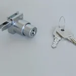 Azonnal elérhető 03 0681 500 000 üvegajtó tolózár + 2 db egyforma kulcs fém, matt króm, 43 mm