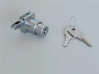 Azonnal elérhető 03 0681 500 000 üvegajtó tolózár + 2 db egyforma kulcs fém, matt króm, 43 mm